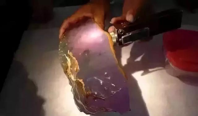 价值百亿的翡翠原石,100亿元帝王绿翡翠原石-第12张图片-翡翠网 价值百亿的翡翠原石,100亿元帝王绿翡翠原石-第12张图片-翡翠网