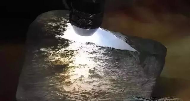 价值百亿的翡翠原石,100亿元帝王绿翡翠原石-第13张图片-翡翠网 价值百亿的翡翠原石,100亿元帝王绿翡翠原石-第13张图片-翡翠网