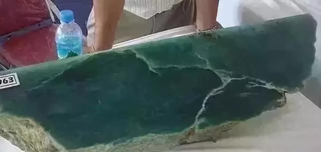 价值百亿的翡翠原石,100亿元帝王绿翡翠原石-第15张图片-翡翠网 价值百亿的翡翠原石,100亿元帝王绿翡翠原石-第15张图片-翡翠网