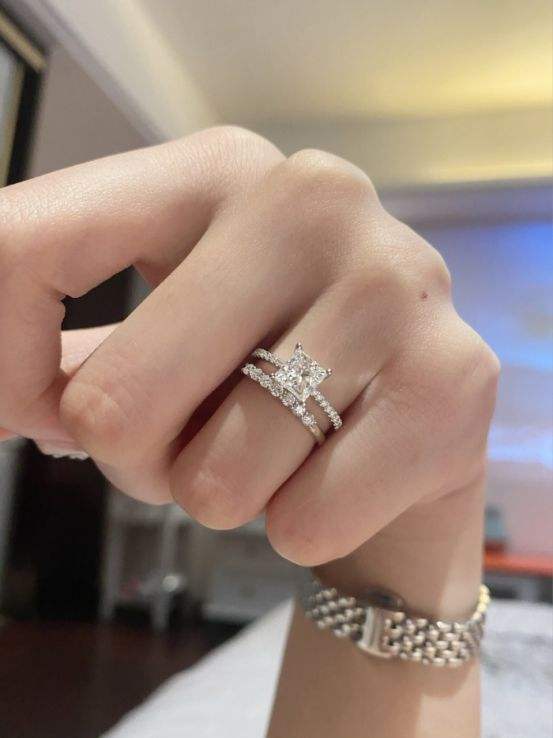 莫桑石戴久了会不闪吗,带莫桑石戒指丢人吗-第2张图片-翡翠网 莫桑石戴久了会不闪吗,带莫桑石戒指丢人吗-第2张图片-翡翠网