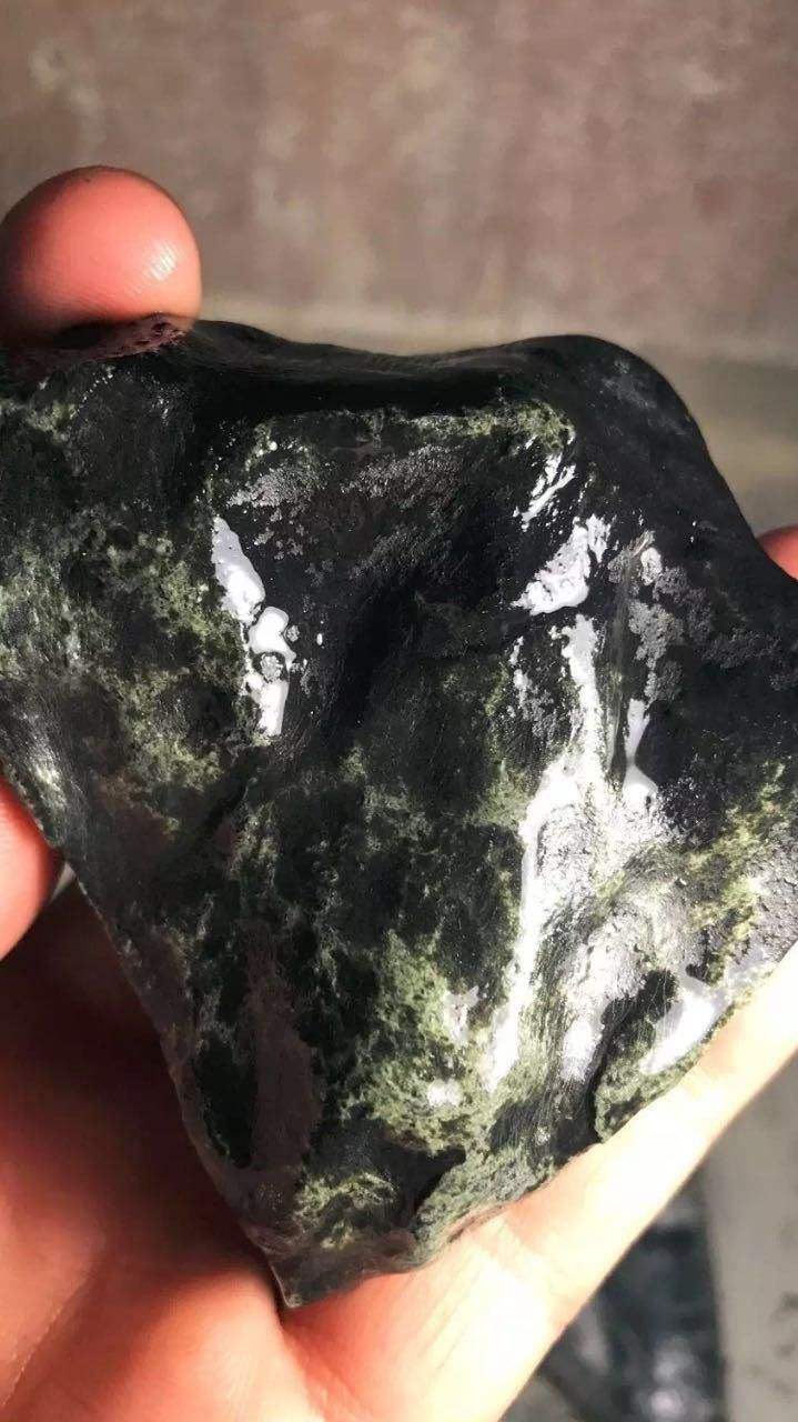 莫西沙黑乌沙原石特点黑皮翡翠原石特点-第1张图片-翡翠网 莫西沙黑乌沙原石特点黑皮翡翠原石特点-第1张图片-翡翠网