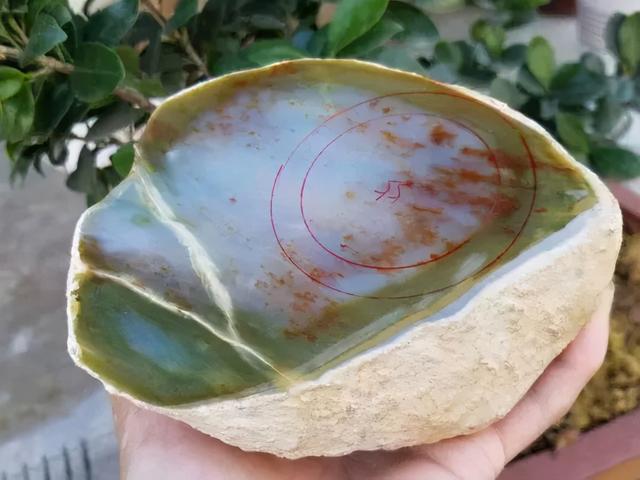 路边摊翡翠原石的简单介绍-第3张图片-翡翠网 路边摊翡翠原石的简单介绍-第3张图片-翡翠网