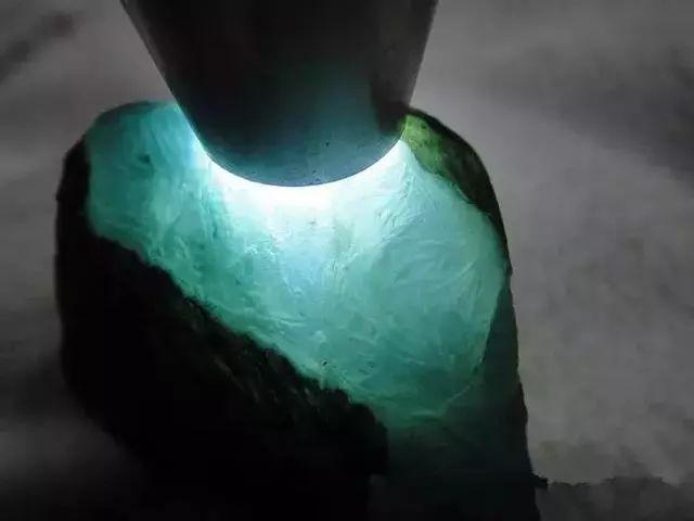 玉兰花翡翠原石图片,挂件玉兰花玉雕图片-第3张图片-翡翠网 玉兰花翡翠原石图片,挂件玉兰花玉雕图片-第3张图片-翡翠网