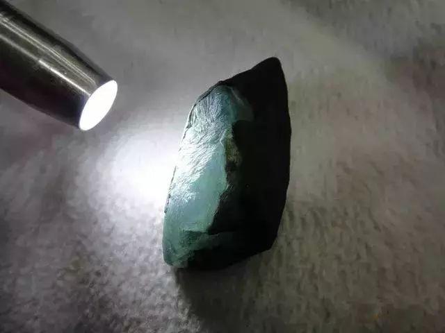 玉兰花翡翠原石图片,挂件玉兰花玉雕图片-第4张图片-翡翠网 玉兰花翡翠原石图片,挂件玉兰花玉雕图片-第4张图片-翡翠网