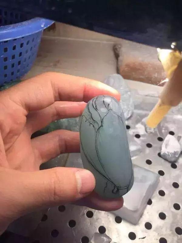 玉兰花翡翠原石图片,挂件玉兰花玉雕图片-第5张图片-翡翠网 玉兰花翡翠原石图片,挂件玉兰花玉雕图片-第5张图片-翡翠网