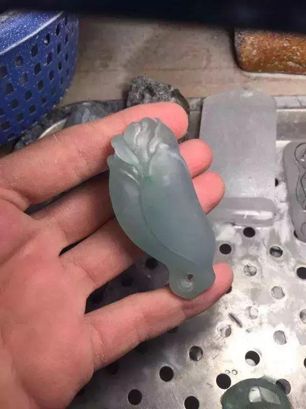 玉兰花翡翠原石图片,挂件玉兰花玉雕图片-第6张图片-翡翠网 玉兰花翡翠原石图片,挂件玉兰花玉雕图片-第6张图片-翡翠网