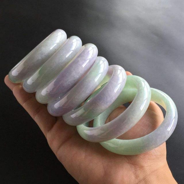 翡翠手镯是绿色的,翡翠镯子的价位-第4张图片-翡翠网 翡翠手镯是绿色的,翡翠镯子的价位-第4张图片-翡翠网