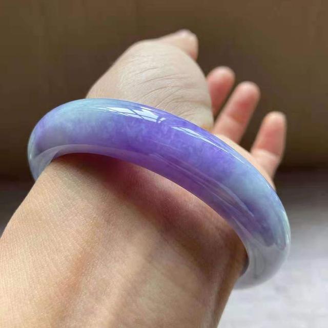 翡翠手镯是绿色的,翡翠镯子的价位-第6张图片-翡翠网 翡翠手镯是绿色的,翡翠镯子的价位-第6张图片-翡翠网