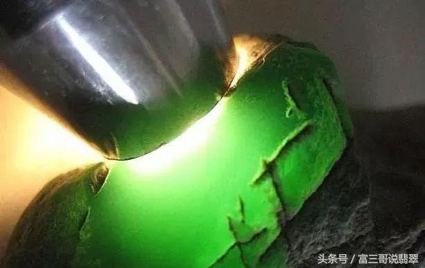 翡翠原石用灯怎么看种,手电看翡翠原石视频-第1张图片-翡翠网 翡翠原石用灯怎么看种,手电看翡翠原石视频-第1张图片-翡翠网