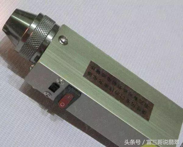 翡翠原石用灯怎么看种,手电看翡翠原石视频-第2张图片-翡翠网 翡翠原石用灯怎么看种,手电看翡翠原石视频-第2张图片-翡翠网