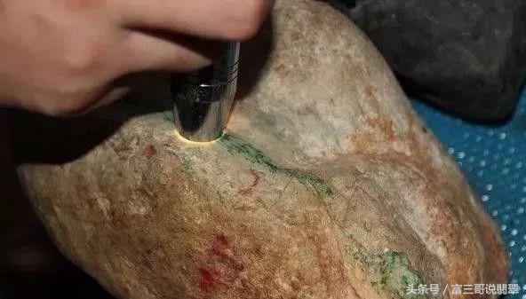 翡翠原石用灯怎么看种,手电看翡翠原石视频-第7张图片-翡翠网 翡翠原石用灯怎么看种,手电看翡翠原石视频-第7张图片-翡翠网