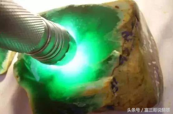 翡翠原石用灯怎么看种,手电看翡翠原石视频-第8张图片-翡翠网 翡翠原石用灯怎么看种,手电看翡翠原石视频-第8张图片-翡翠网