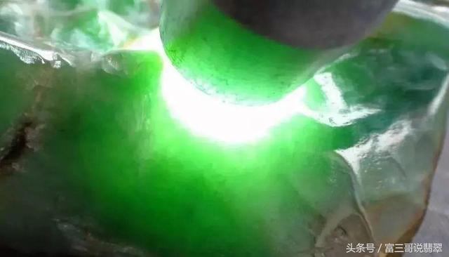 翡翠原石用灯怎么看种,手电看翡翠原石视频-第11张图片-翡翠网 翡翠原石用灯怎么看种,手电看翡翠原石视频-第11张图片-翡翠网