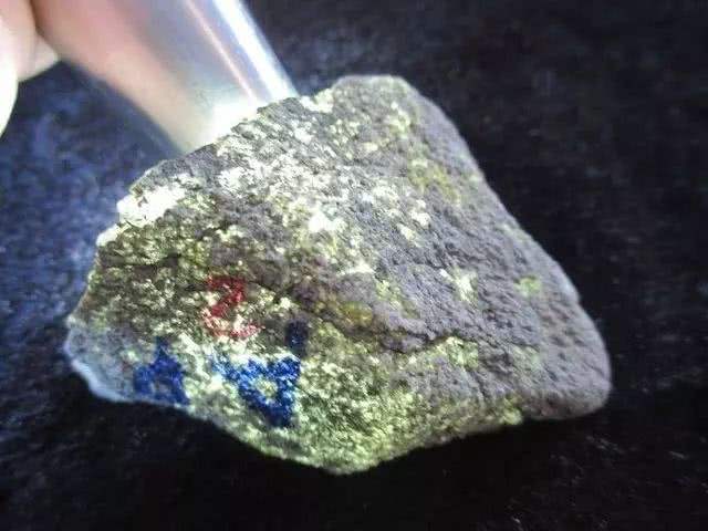 关于莫西沙翡翠原石乌鸡的信息-第1张图片-翡翠网 关于莫西沙翡翠原石乌鸡的信息-第1张图片-翡翠网