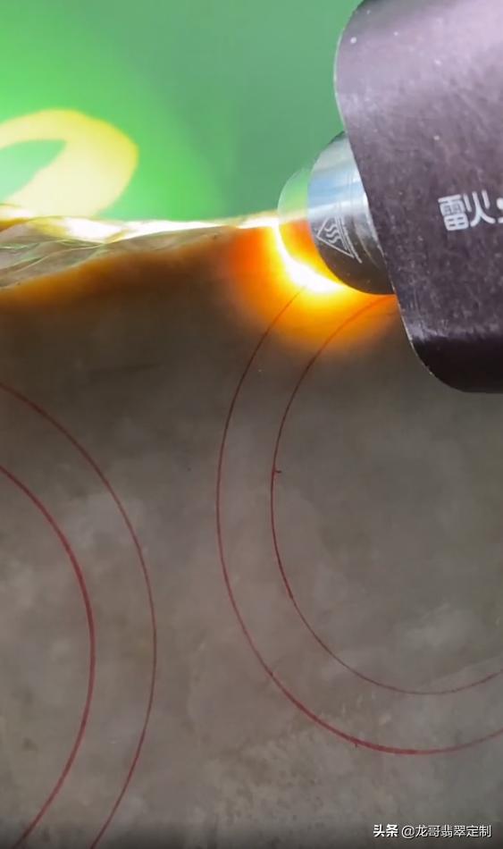 黄蜡石蕊是白色什么是翡翠原石打灯黄雾-第2张图片-翡翠网 黄蜡石蕊是白色什么是翡翠原石打灯黄雾-第2张图片-翡翠网