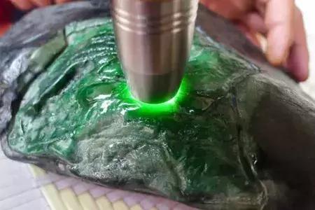 莫湾基和帕敢翡翠原石区别老帕敢的翡翠有价值吗-第3张图片-翡翠网 莫湾基和帕敢翡翠原石区别老帕敢的翡翠有价值吗-第3张图片-翡翠网