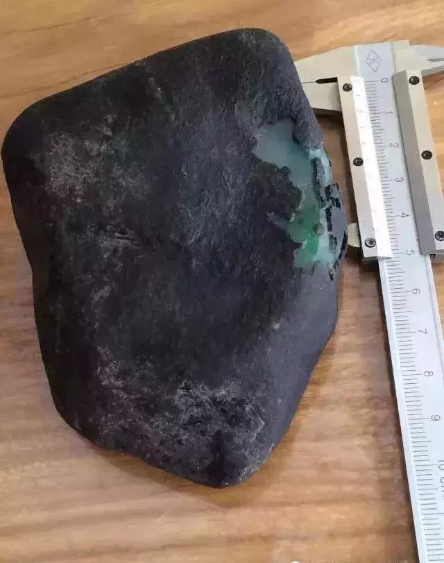 莫湾基和帕敢翡翠原石区别老帕敢的翡翠有价值吗-第4张图片-翡翠网 莫湾基和帕敢翡翠原石区别老帕敢的翡翠有价值吗-第4张图片-翡翠网