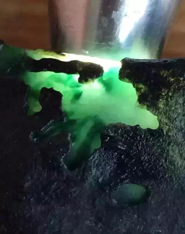 莫湾基和帕敢翡翠原石区别老帕敢的翡翠有价值吗-第5张图片-翡翠网 莫湾基和帕敢翡翠原石区别老帕敢的翡翠有价值吗-第5张图片-翡翠网