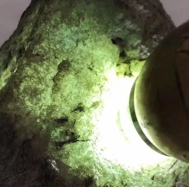 一吨翡翠原石多少钱,龙石翡翠原石价格-第2张图片-翡翠网 一吨翡翠原石多少钱,龙石翡翠原石价格-第2张图片-翡翠网