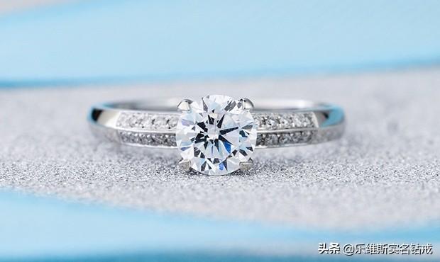 求婚戒指跟结婚戒指一样吗,求婚戒指和结婚戒指都要买吗-第1张图片-翡翠网