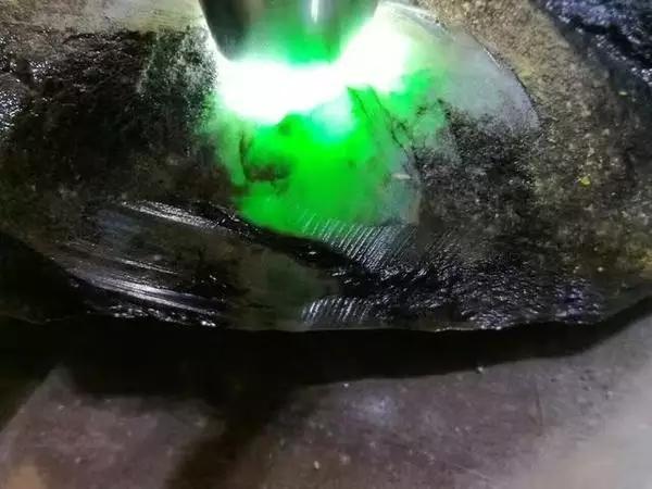 正阳绿翡翠值钱吗冰阳绿翡翠价格-第1张图片-翡翠网 正阳绿翡翠值钱吗冰阳绿翡翠价格-第1张图片-翡翠网