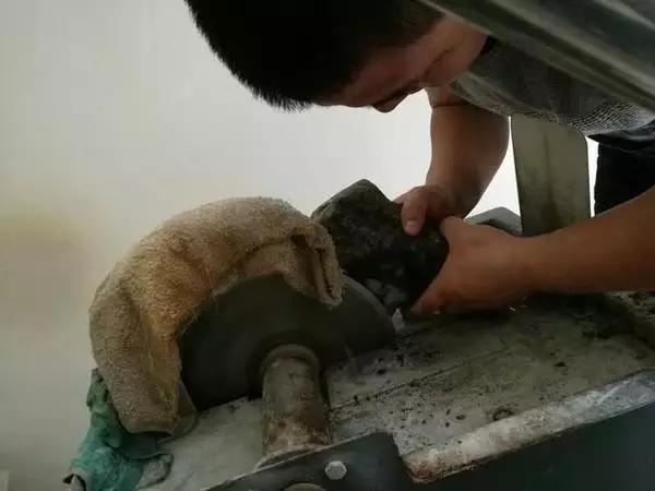 正阳绿翡翠值钱吗冰阳绿翡翠价格-第5张图片-翡翠网 正阳绿翡翠值钱吗冰阳绿翡翠价格-第5张图片-翡翠网