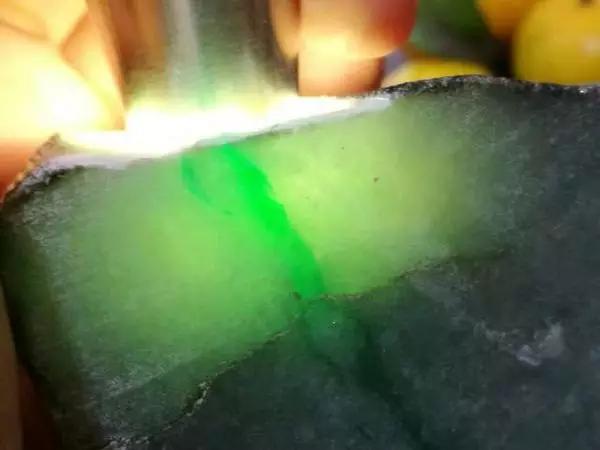 正阳绿翡翠值钱吗冰阳绿翡翠价格-第8张图片-翡翠网 正阳绿翡翠值钱吗冰阳绿翡翠价格-第8张图片-翡翠网