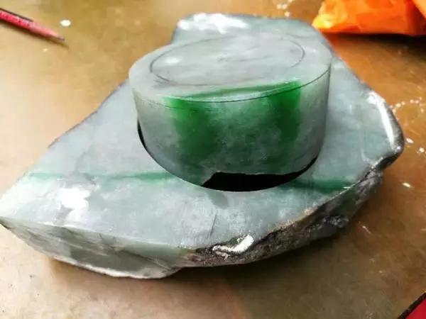 正阳绿翡翠值钱吗冰阳绿翡翠价格-第10张图片-翡翠网 正阳绿翡翠值钱吗冰阳绿翡翠价格-第10张图片-翡翠网