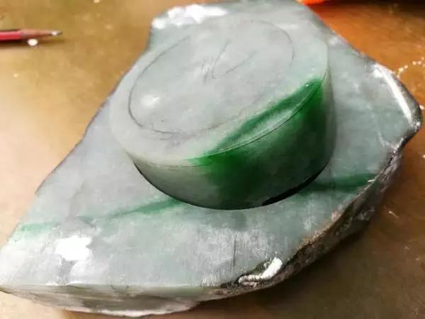 正阳绿翡翠值钱吗冰阳绿翡翠价格-第11张图片-翡翠网 正阳绿翡翠值钱吗冰阳绿翡翠价格-第11张图片-翡翠网