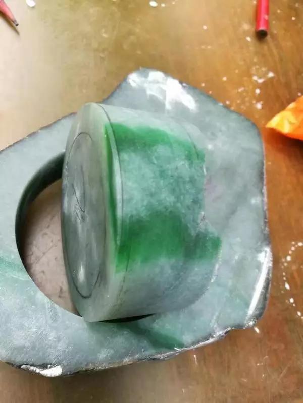 正阳绿翡翠值钱吗冰阳绿翡翠价格-第12张图片-翡翠网 正阳绿翡翠值钱吗冰阳绿翡翠价格-第12张图片-翡翠网