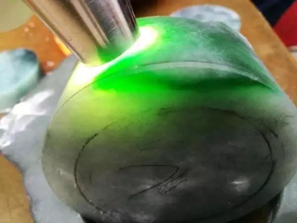 正阳绿翡翠值钱吗冰阳绿翡翠价格-第14张图片-翡翠网 正阳绿翡翠值钱吗冰阳绿翡翠价格-第14张图片-翡翠网