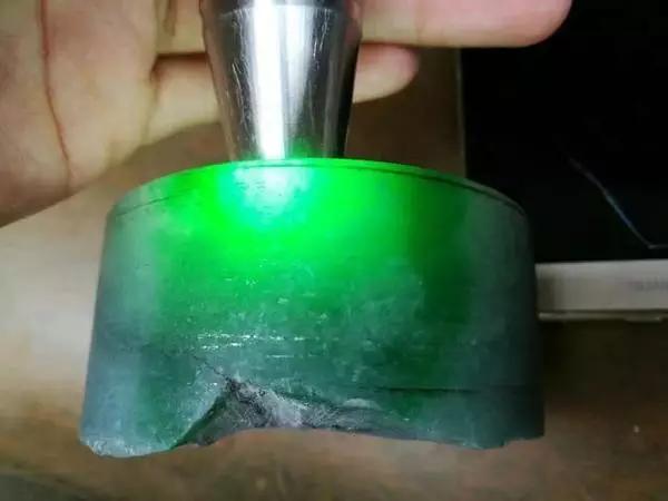 正阳绿翡翠值钱吗冰阳绿翡翠价格-第15张图片-翡翠网 正阳绿翡翠值钱吗冰阳绿翡翠价格-第15张图片-翡翠网