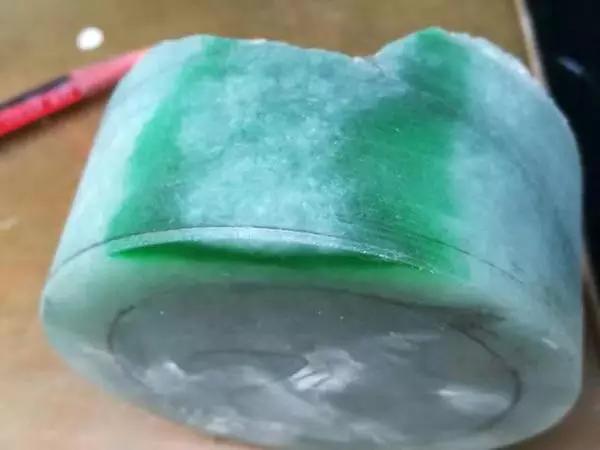 正阳绿翡翠值钱吗冰阳绿翡翠价格-第16张图片-翡翠网 正阳绿翡翠值钱吗冰阳绿翡翠价格-第16张图片-翡翠网