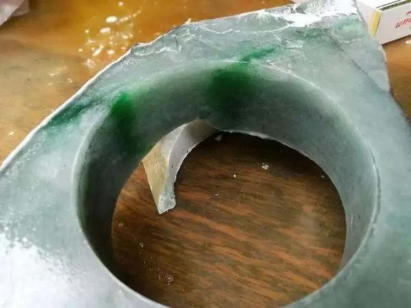 正阳绿翡翠值钱吗冰阳绿翡翠价格-第17张图片-翡翠网 正阳绿翡翠值钱吗冰阳绿翡翠价格-第17张图片-翡翠网