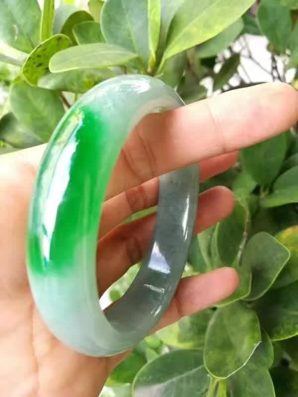 正阳绿翡翠值钱吗冰阳绿翡翠价格-第19张图片-翡翠网 正阳绿翡翠值钱吗冰阳绿翡翠价格-第19张图片-翡翠网