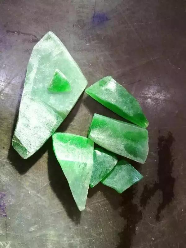 正阳绿翡翠值钱吗冰阳绿翡翠价格-第20张图片-翡翠网 正阳绿翡翠值钱吗冰阳绿翡翠价格-第20张图片-翡翠网