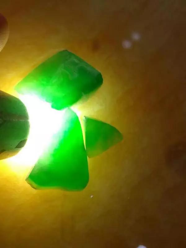 正阳绿翡翠值钱吗冰阳绿翡翠价格-第21张图片-翡翠网 正阳绿翡翠值钱吗冰阳绿翡翠价格-第21张图片-翡翠网