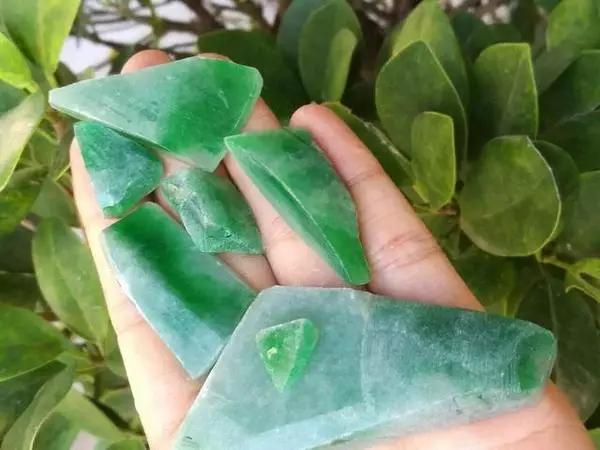 正阳绿翡翠值钱吗冰阳绿翡翠价格-第22张图片-翡翠网 正阳绿翡翠值钱吗冰阳绿翡翠价格-第22张图片-翡翠网