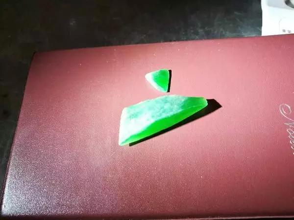 正阳绿翡翠值钱吗冰阳绿翡翠价格-第23张图片-翡翠网 正阳绿翡翠值钱吗冰阳绿翡翠价格-第23张图片-翡翠网