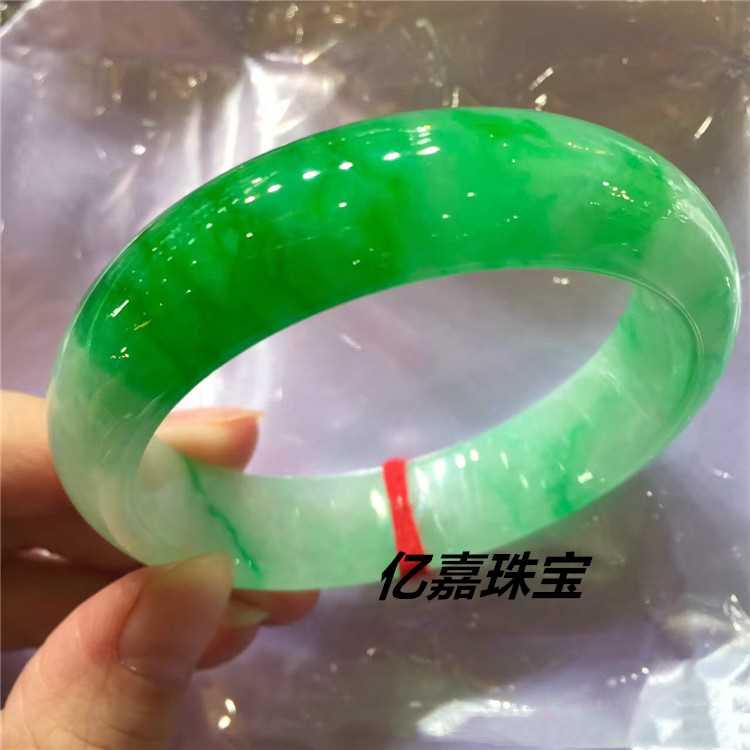 绿色翡翠手镯多少钱一个翡翠手镯绿色价格-第1张图片-翡翠网 绿色翡翠手镯多少钱一个翡翠手镯绿色价格-第1张图片-翡翠网