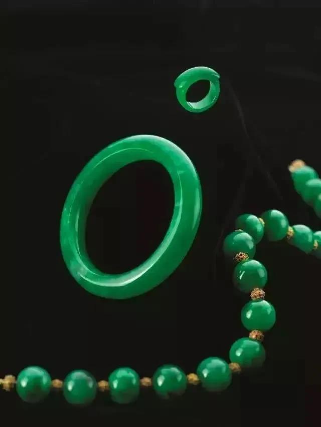 翡翠手镯洗澡可以戴吗,学生可以戴什么翡翠手镯-第4张图片-翡翠网 翡翠手镯洗澡可以戴吗,学生可以戴什么翡翠手镯-第4张图片-翡翠网