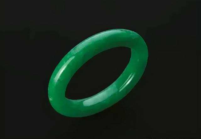 翡翠手镯洗澡可以戴吗,学生可以戴什么翡翠手镯-第6张图片-翡翠网 翡翠手镯洗澡可以戴吗,学生可以戴什么翡翠手镯-第6张图片-翡翠网