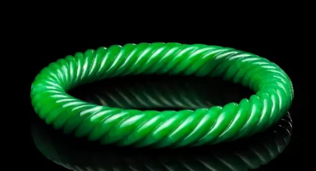 翡翠手镯洗澡可以戴吗,学生可以戴什么翡翠手镯-第8张图片-翡翠网 翡翠手镯洗澡可以戴吗,学生可以戴什么翡翠手镯-第8张图片-翡翠网