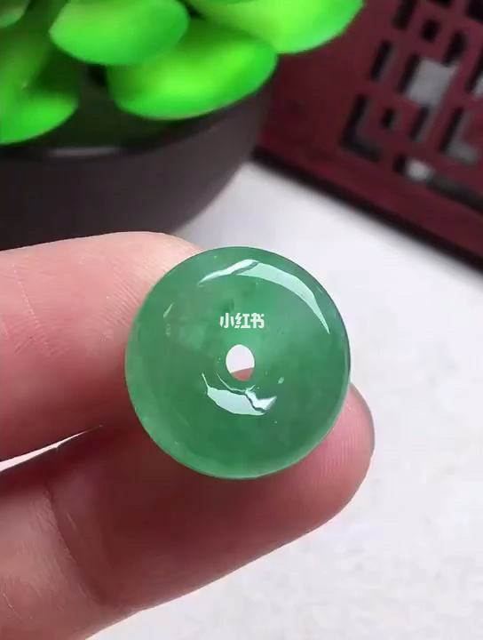 平安扣玉中带紫带绿说明什么,翡翠半绿平安扣价格-第2张图片-翡翠网 平安扣玉中带紫带绿说明什么,翡翠半绿平安扣价格-第2张图片-翡翠网