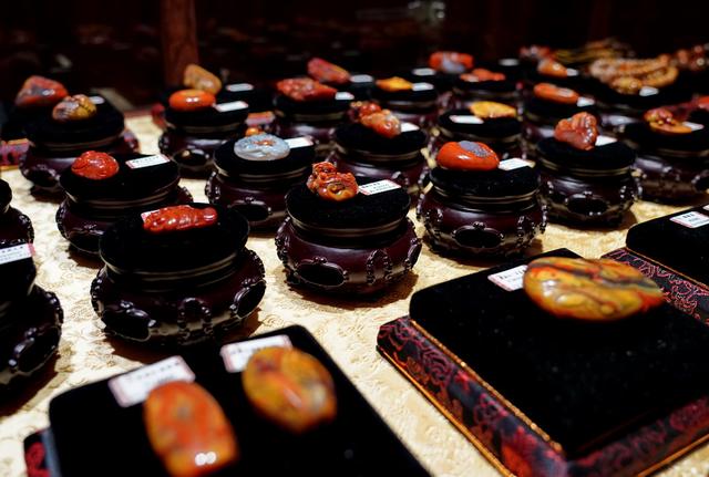 红色翡翠吊坠图片和价格,红色翡翠手镯的价格-第1张图片-翡翠网 红色翡翠吊坠图片和价格,红色翡翠手镯的价格-第1张图片-翡翠网