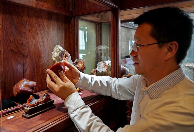 红色翡翠吊坠图片和价格,红色翡翠手镯的价格-第4张图片-翡翠网 红色翡翠吊坠图片和价格,红色翡翠手镯的价格-第4张图片-翡翠网