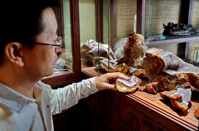 红色翡翠吊坠图片和价格,红色翡翠手镯的价格-第10张图片-翡翠网 红色翡翠吊坠图片和价格,红色翡翠手镯的价格-第10张图片-翡翠网