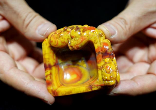 红色翡翠吊坠图片和价格,红色翡翠手镯的价格-第17张图片-翡翠网 红色翡翠吊坠图片和价格,红色翡翠手镯的价格-第17张图片-翡翠网