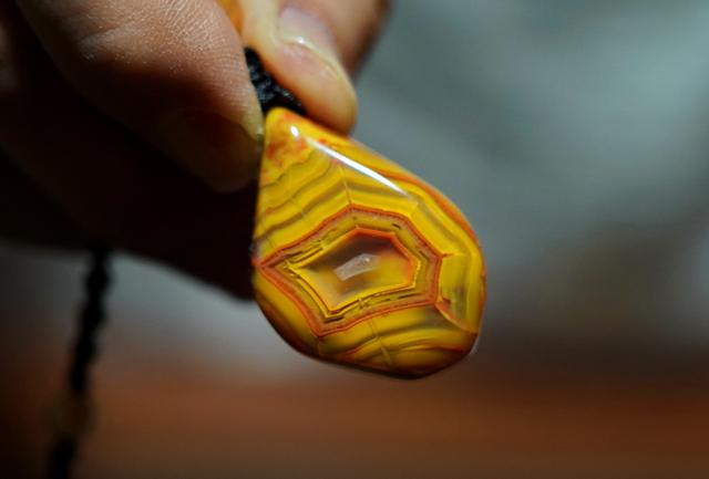 红色翡翠吊坠图片和价格,红色翡翠手镯的价格-第22张图片-翡翠网 红色翡翠吊坠图片和价格,红色翡翠手镯的价格-第22张图片-翡翠网