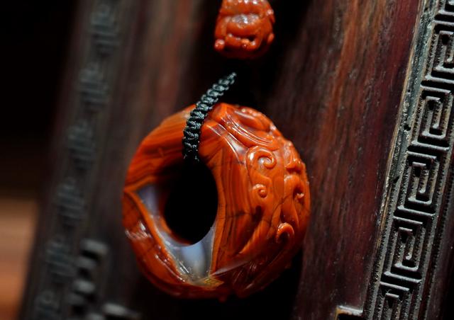 红色翡翠吊坠图片和价格,红色翡翠手镯的价格-第24张图片-翡翠网 红色翡翠吊坠图片和价格,红色翡翠手镯的价格-第24张图片-翡翠网